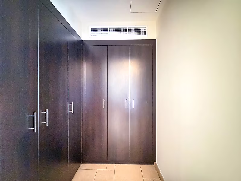 ELEGANT THREE-BEDROOM TOWNHOUSE WITH LUXURIOUS FINISHES - Photo 7