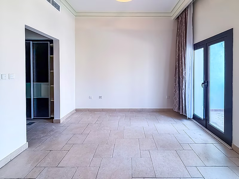ELEGANT THREE-BEDROOM TOWNHOUSE WITH LUXURIOUS FINISHES - Photo 8