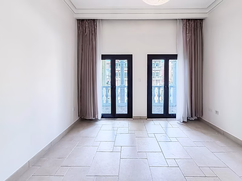 ELEGANT THREE-BEDROOM TOWNHOUSE WITH LUXURIOUS FINISHES - Photo 10