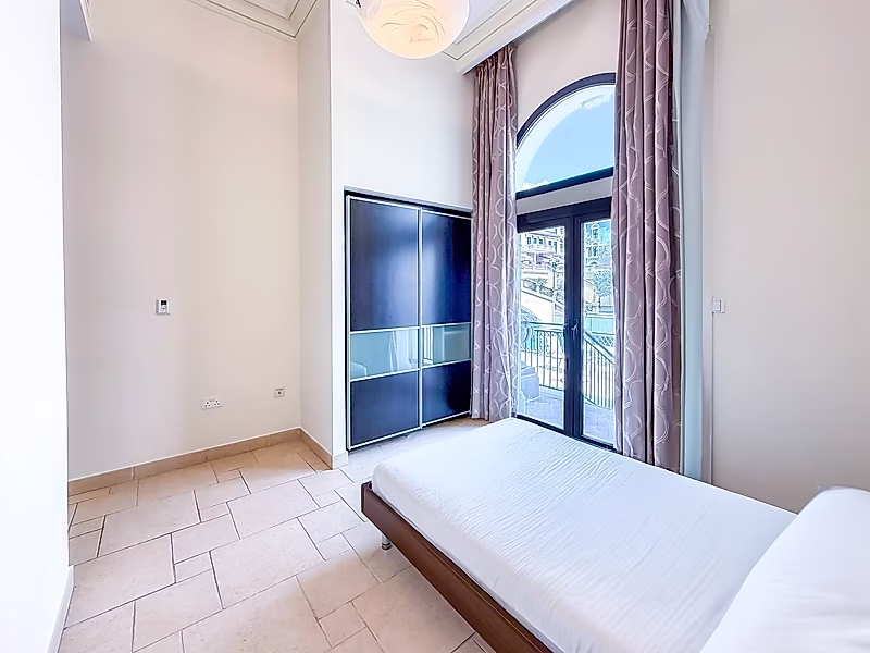 ELEGANT THREE-BEDROOM TOWNHOUSE WITH LUXURIOUS FINISHES - Photo 11