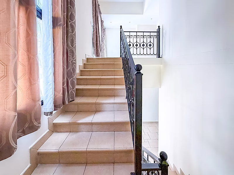 ELEGANT THREE-BEDROOM TOWNHOUSE WITH LUXURIOUS FINISHES - Photo 13