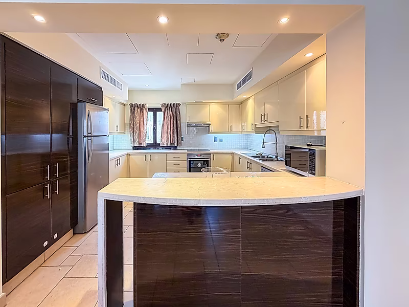 ELEGANT THREE-BEDROOM TOWNHOUSE WITH LUXURIOUS FINISHES - Photo 22