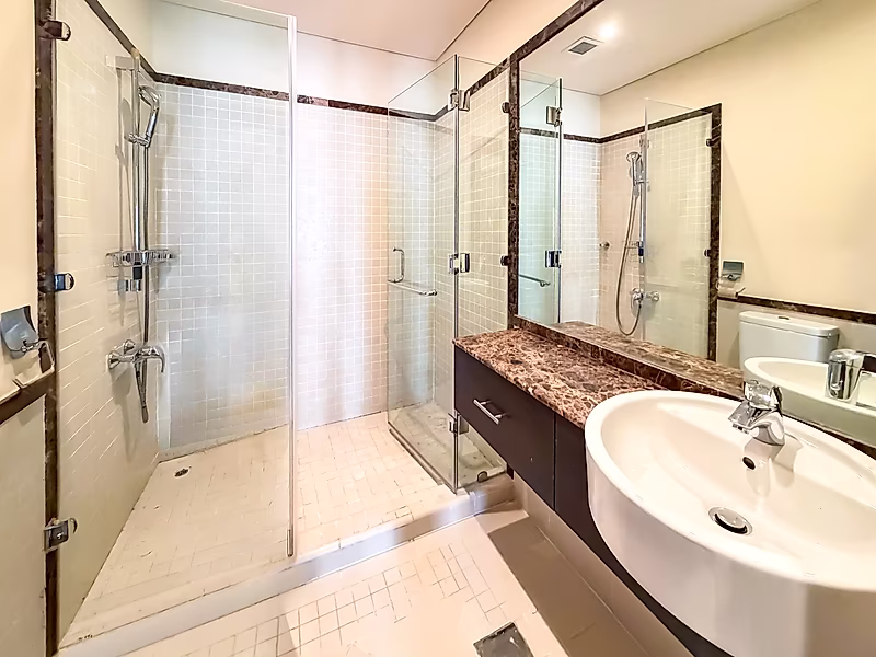 ELEGANT THREE-BEDROOM TOWNHOUSE WITH LUXURIOUS FINISHES - Photo 32
