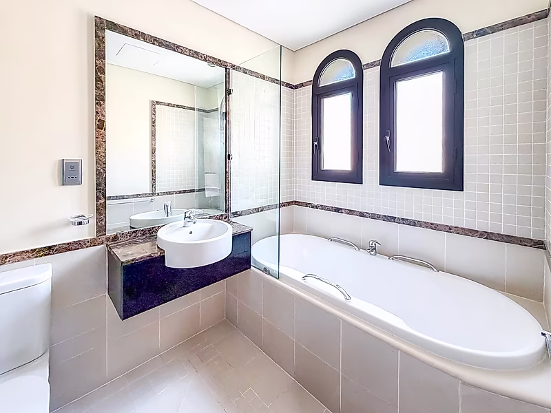 ELEGANT THREE-BEDROOM TOWNHOUSE WITH LUXURIOUS FINISHES - Photo 33