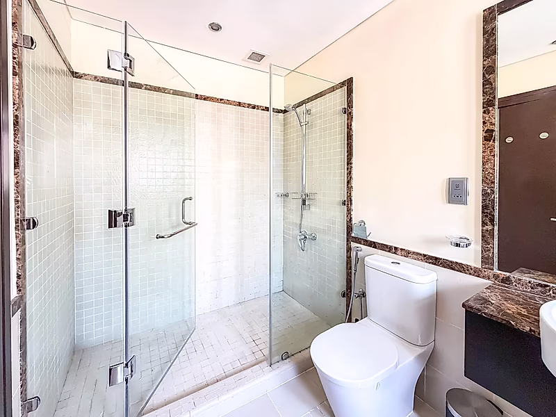 ELEGANT THREE-BEDROOM TOWNHOUSE WITH LUXURIOUS FINISHES - Photo 35
