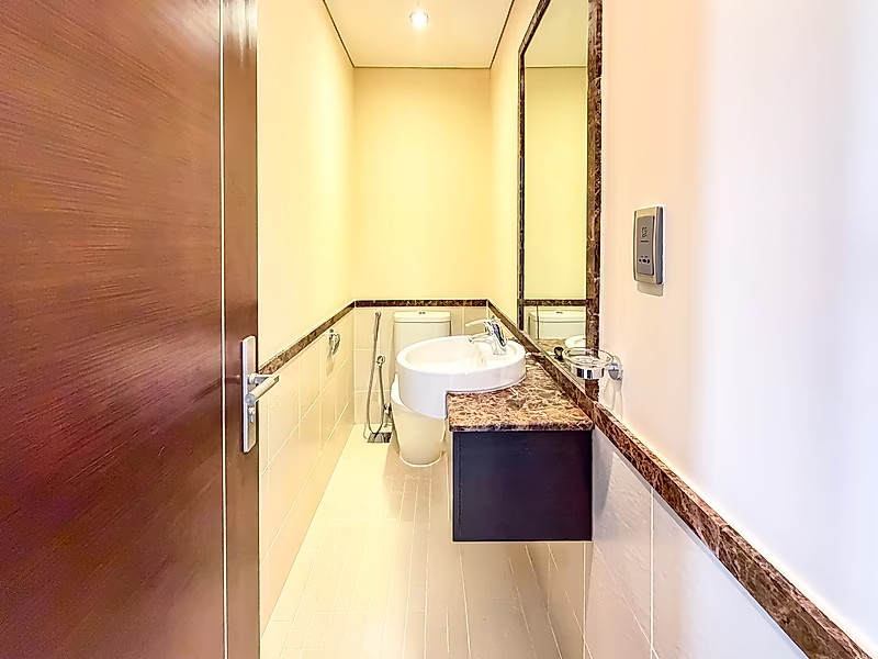 ELEGANT THREE-BEDROOM TOWNHOUSE WITH LUXURIOUS FINISHES - Photo 40