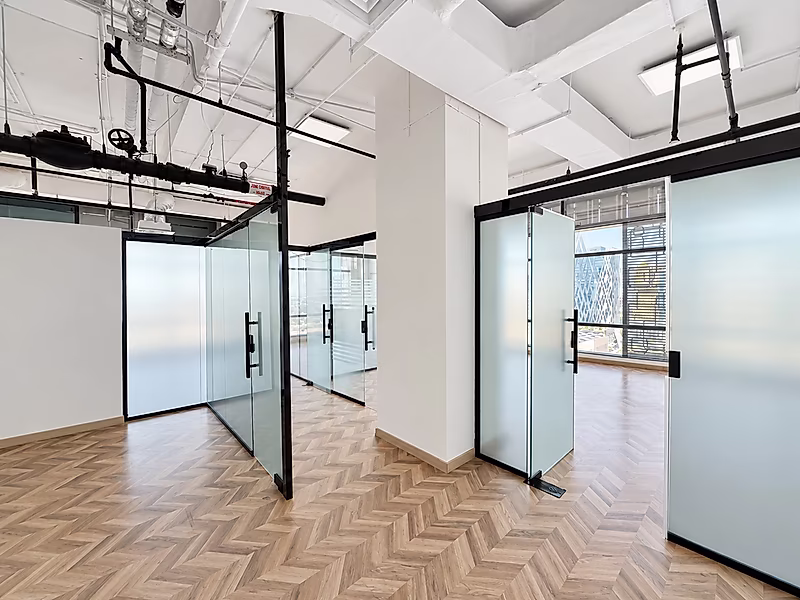 175 SQM Fully Fitted Office | Glass Partitions | Lusail Marina - Photo 1