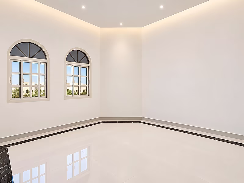 OPULENT 5-BEDROOM VILLA WITH PRIVATE GARDEN - Photo 4