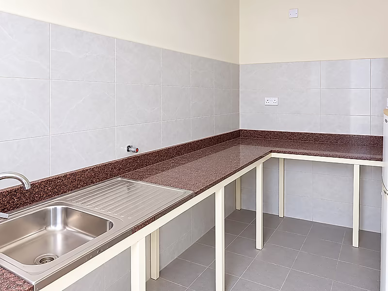 SALE- Workshop, Showroom & Accommodation in Birkat - Photo 3