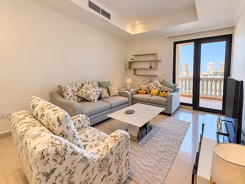 CHIC 1BR APARTMENT | CONTEMPORARY ELEGANCE - Photo 1