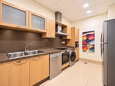 FULLY FURNISHED 2-BEDROOM + MAID | WEST BAY - Photo 4