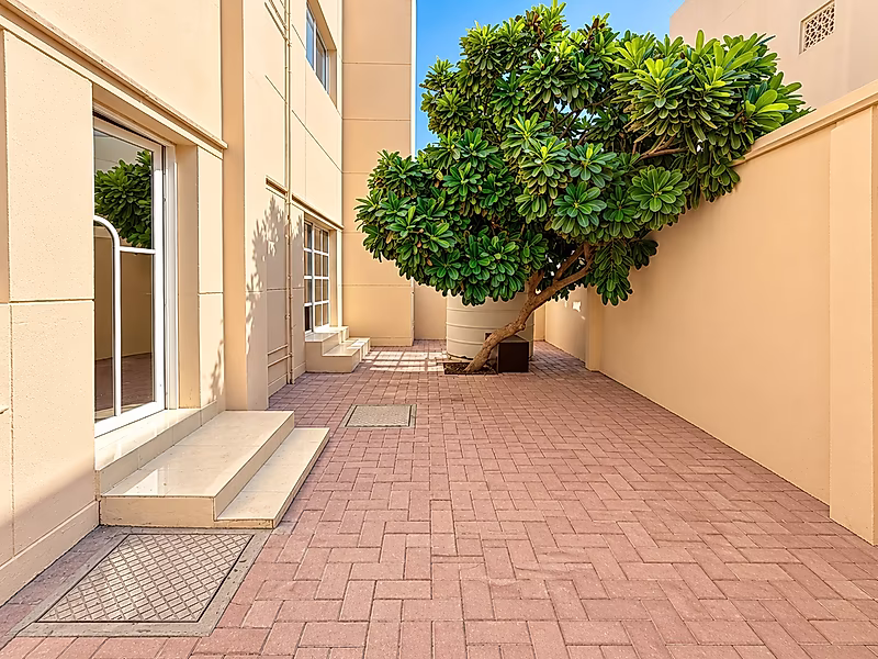 EXCLUSIVE FAMILY VILLA WITH POOL & GYM | 4BR + MAID - Photo 10