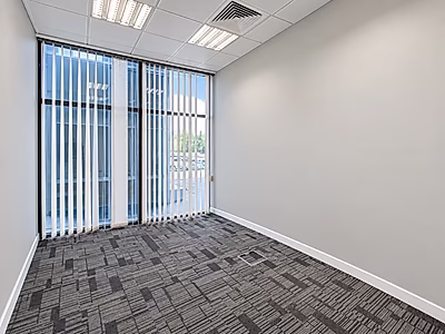 Ground-Floor Office with Direct Parking Access - Photo 4