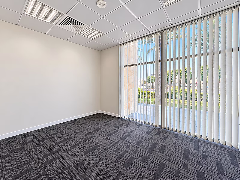 Ground-Floor Office with Direct Parking Access - Photo 5
