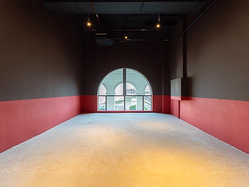 CLUSIVE LUXURY RETAIL SPACE - Photo 2