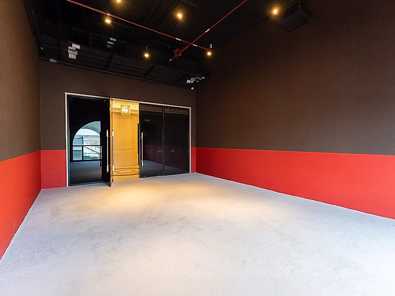 CLUSIVE LUXURY RETAIL SPACE - Photo 4