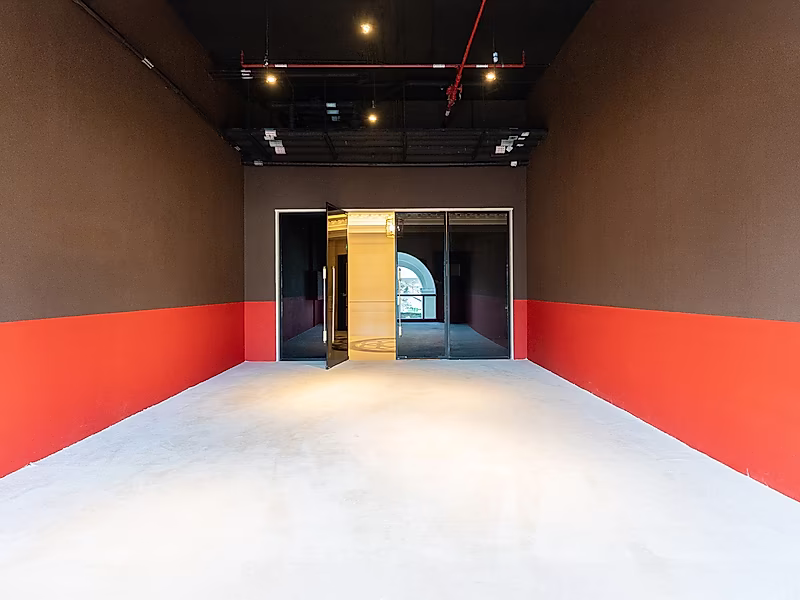 CLUSIVE LUXURY RETAIL SPACE - Photo 5