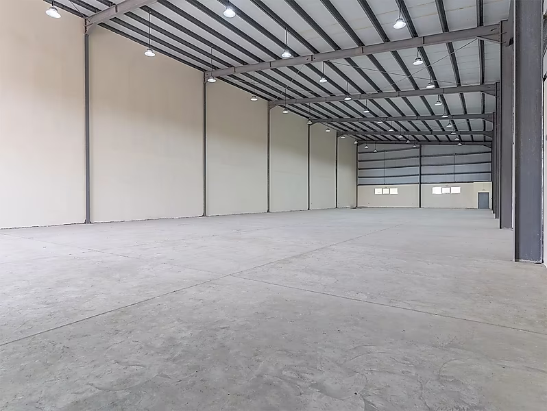 Warehouse for Sale with Labour Camp and Offices – 5000 sqm - Photo 2