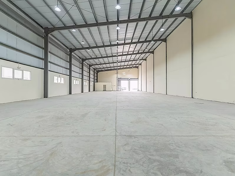 Warehouse for Sale with Labour Camp and Offices – 5000 sqm - Photo 4