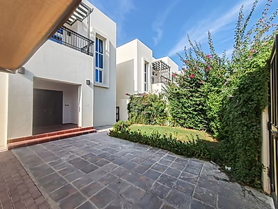 فيلا راقية من 3 غرف مع غرفة خادمة للإيجار في عين خالد