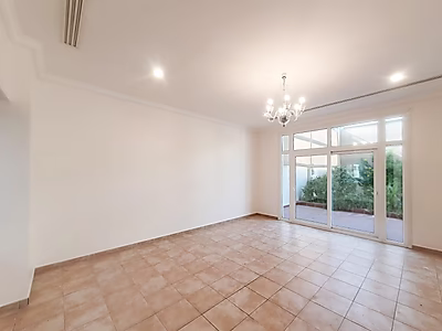 فيلا راقية من 3 غرف مع غرفة خادمة للإيجار في عين خالد