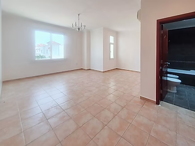 فيلا راقية من 3 غرف مع غرفة خادمة للإيجار في عين خالد