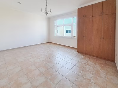 فيلا راقية من 3 غرف مع غرفة خادمة للإيجار في عين خالد