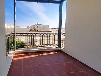 فيلا راقية من 3 غرف مع غرفة خادمة للإيجار في عين خالد