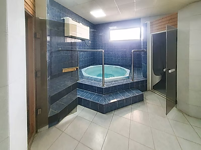 فيلا راقية من 3 غرف مع غرفة خادمة للإيجار في عين خالد