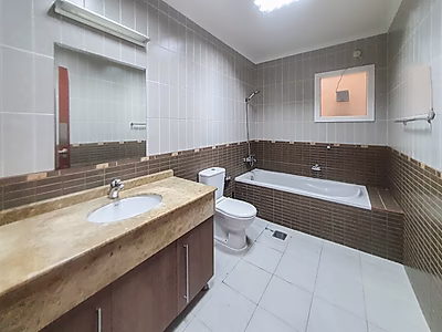 فيلا راقية من 3 غرف مع غرفة خادمة للإيجار في عين خالد