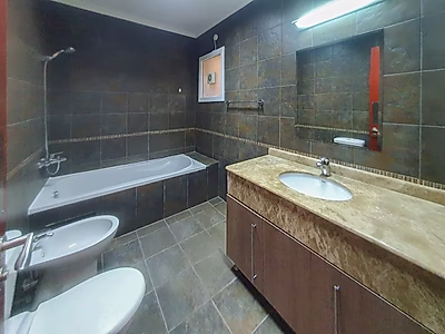 فيلا راقية من 3 غرف مع غرفة خادمة للإيجار في عين خالد