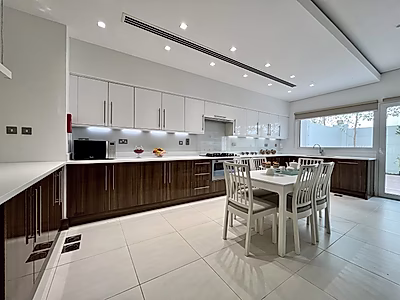 فيلا رائعة مكونة من 5 غرف نوم في منطقة أسباير زون | متضمنة شهرين مجانيين