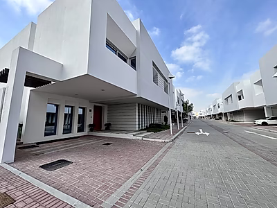 فيلا رائعة مكونة من 5 غرف نوم في منطقة أسباير زون | متضمنة شهرين مجانيين