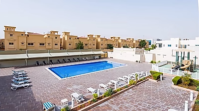 فيلا 3 غرف نوم + خادمة | نصف مفروشة - مستقلة | عين خالد