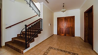 فيلا 3 غرف نوم + خادمة | نصف مفروشة - مستقلة | عين خالد