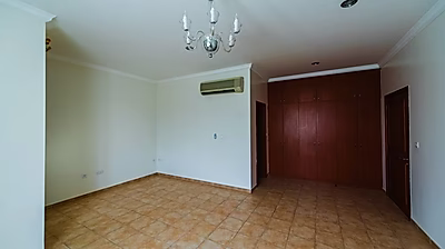 فيلا 3 غرف نوم + خادمة | نصف مفروشة - مستقلة | عين خالد