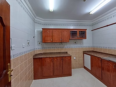 شقة أنيقة من غرفتين وحمامين للإيجار | منطقة المطار القديم