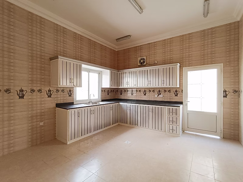 Huge Villa 8+maid+Majlis in Umm Qarn. - Photo 5