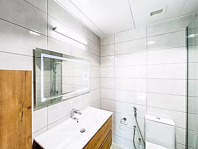 شقة فاخرة جديدة مكونة من غرفتي نوم للإيجار في مارينا لوسيل