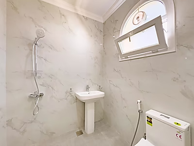 للبيع فيلا 8 غرف نوم جديدة في حزم المرخية