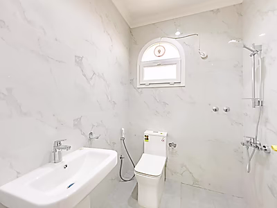 للبيع فيلا 8 غرف نوم جديدة في حزم المرخية