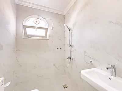 للبيع فيلا 8 غرف نوم جديدة في حزم المرخية