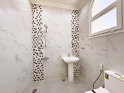 للبيع فيلا 8 غرف نوم جديدة في حزم المرخية