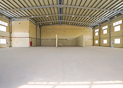 مستودع بمساحة 2000 متر مربع مع موظفين ومساحة مكتبية | بركة العوامر