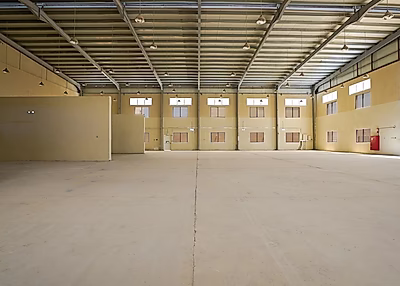 مستودع بمساحة 2000 متر مربع مع موظفين ومساحة مكتبية | بركة العوامر