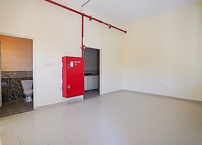 مستودع بمساحة 2000 متر مربع مع موظفين ومساحة مكتبية | بركة العوامر