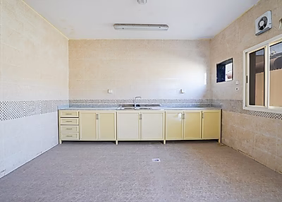 مستودع بمساحة 2000 متر مربع مع موظفين ومساحة مكتبية | بركة العوامر