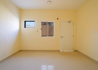 مستودع بمساحة 2000 متر مربع مع موظفين ومساحة مكتبية | بركة العوامر