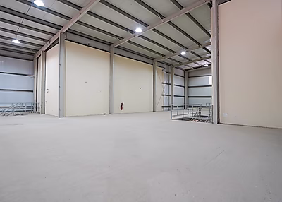 مستودع جديد تمامًا في بركات | 2000 متر مربع