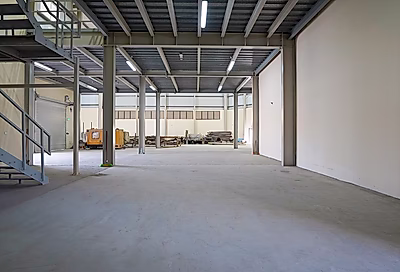 مستودع جديد تمامًا في بركات | 2000 متر مربع